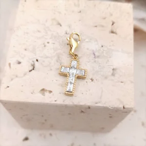 Charm personnalisé en forme de croix en acier inoxydable doré avec strass brillants et fermoir mousqueton.