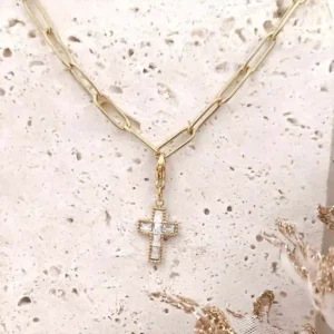 Charm personnalisé en forme de croix en acier inoxydable doré avec strass brillants et fermoir mousqueton.