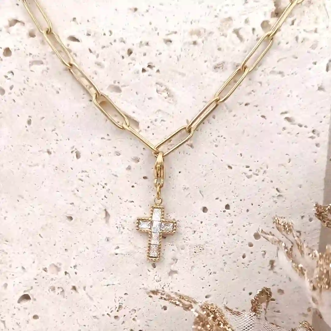 Charm personnalisé en forme de croix en acier inoxydable doré avec strass brillants et fermoir mousqueton.