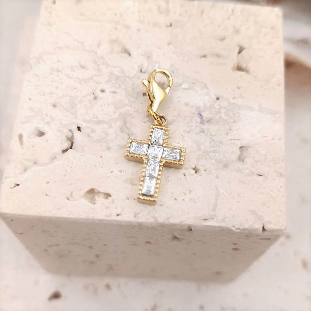 Charm personnalisé en forme de croix en acier inoxydable doré avec strass brillants et fermoir mousqueton.