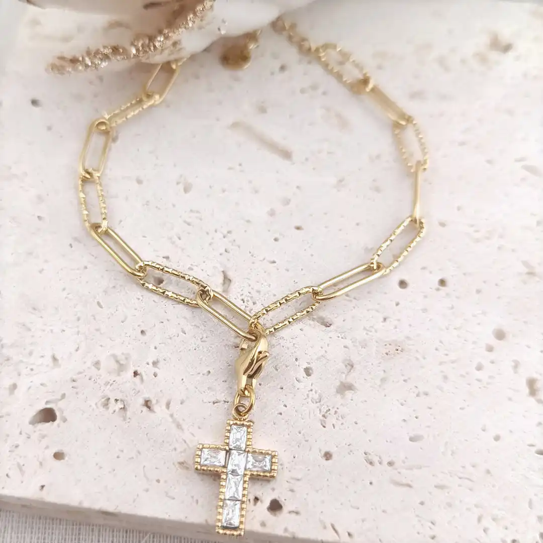 Charm personnalisé en forme de croix en acier inoxydable doré avec strass brillants et fermoir mousqueton.