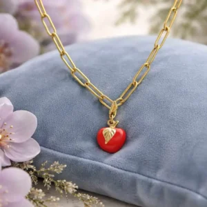 Charm pomme rouge en acier doré brillant avec feuille dorée et fermoir mousqueton, pendentif fruit élégant pour collier.