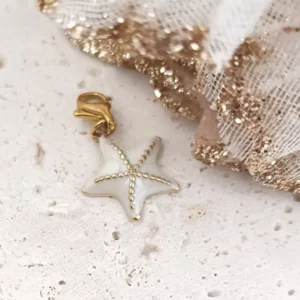 Charm coquillage en acier doré disponibles en blanc pendentif marin élégant avec fermoir mousqueton.