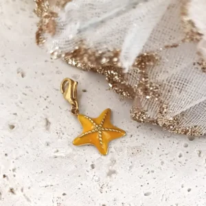 Charm coquillage en acier doré disponibles en jaune moutarde pendentif marin élégant avec fermoir mousqueton.