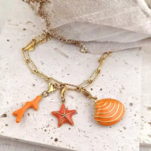 Charms coquillages en acier doré disponibles en orange pendentifs marins élégants avec fermoir mousqueton.