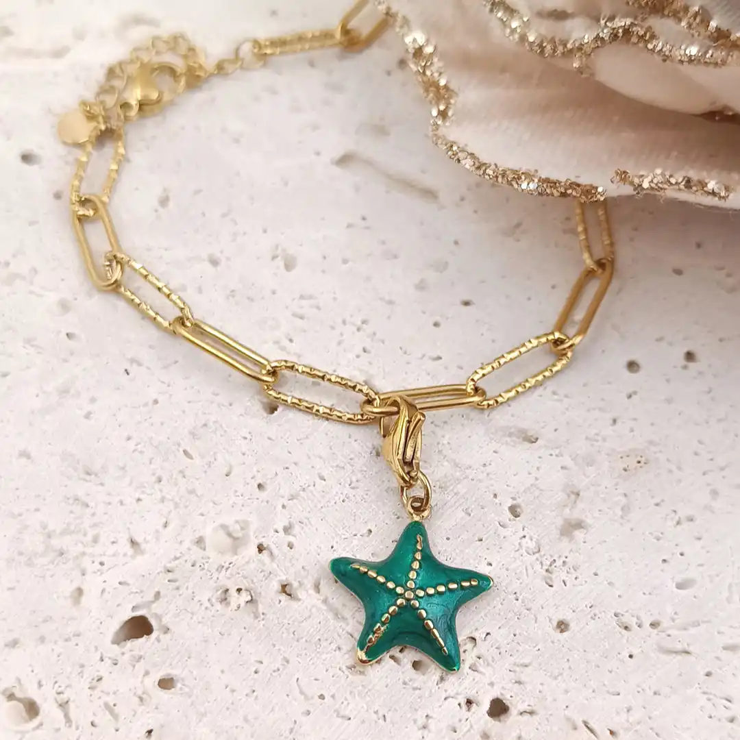 Charm coquillage en acier doré disponibles en vert, pendentif marin élégant avec fermoir mousqueton sur bracelet