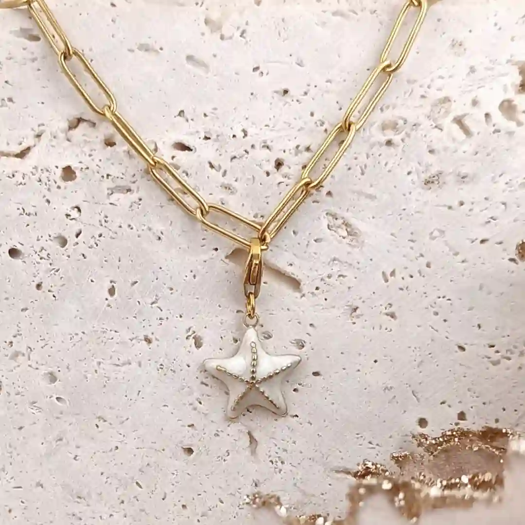 Charm coquillage en acier doré disponibles en balnc, pendentif marin élégant avec fermoir mousqueton sur collier