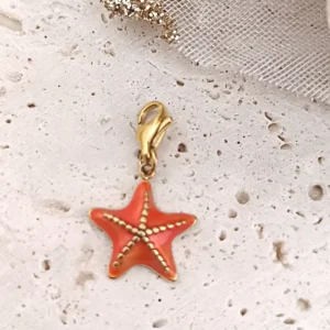 Charm coquillage en acier doré disponibles en orange, pendentif marin élégant avec fermoir mousqueton.