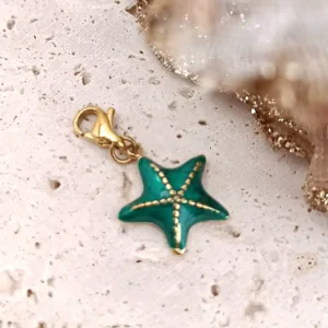 Charm coquillage en acier doré disponibles en vert, pendentif marin élégant avec fermoir mousqueton.