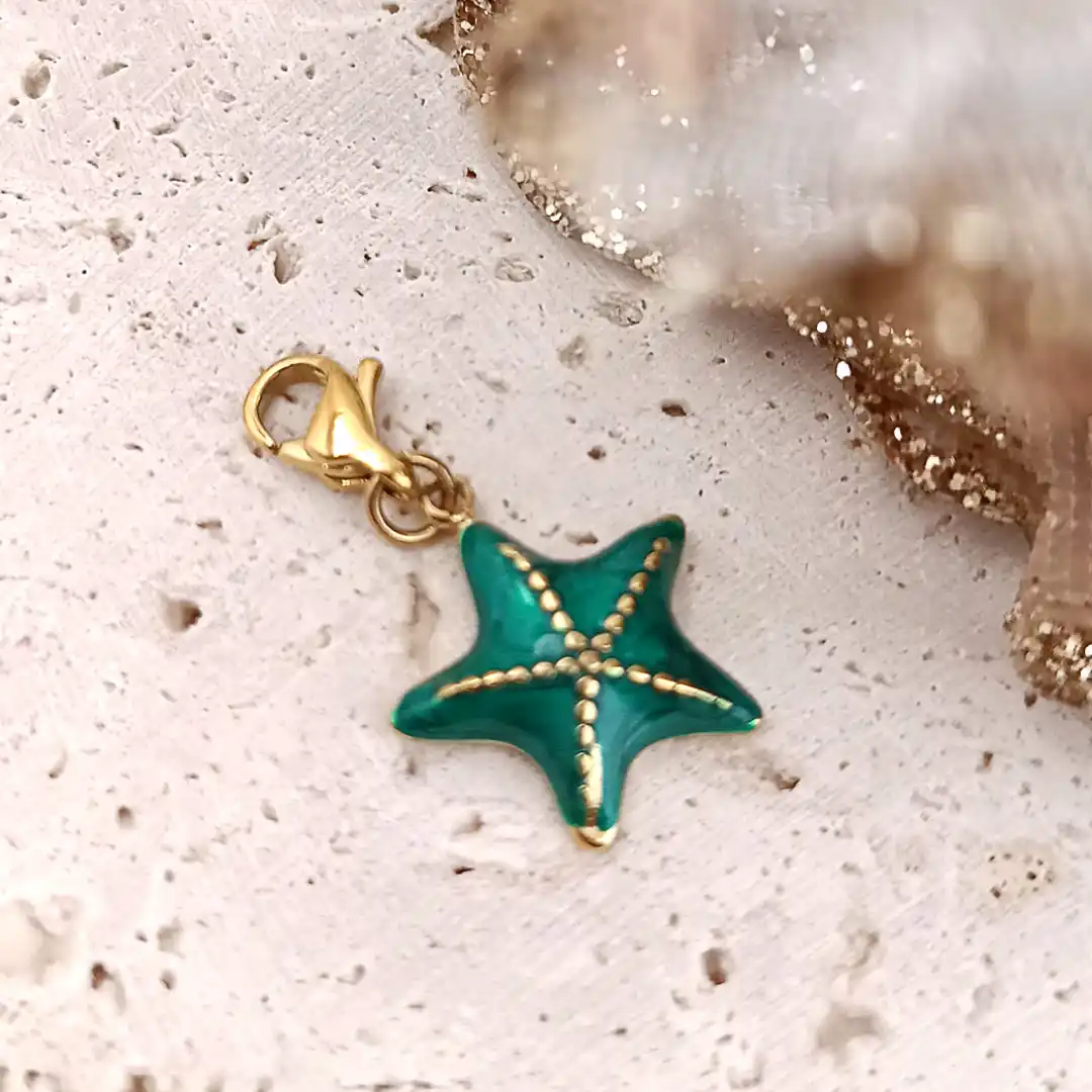 Charm coquillage en acier doré disponibles en vert, pendentif marin élégant avec fermoir mousqueton.