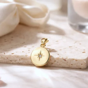Charms rond en acier inoxydable doré avec étoile polaire gravée et oxyde de zirconium central, bijou lumineux et minimaliste