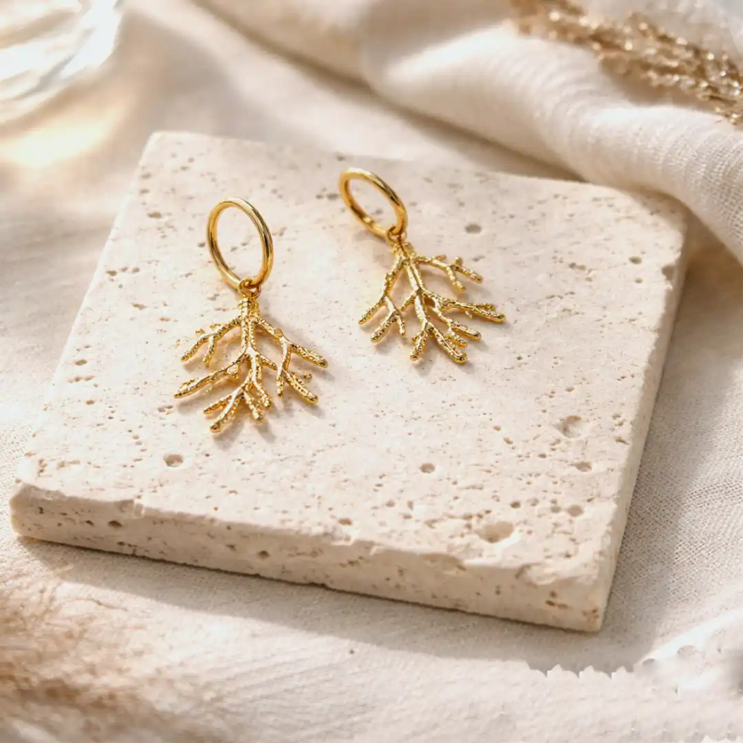 Mini créoles acier inoxydable doré avec pendentif corail ajouré