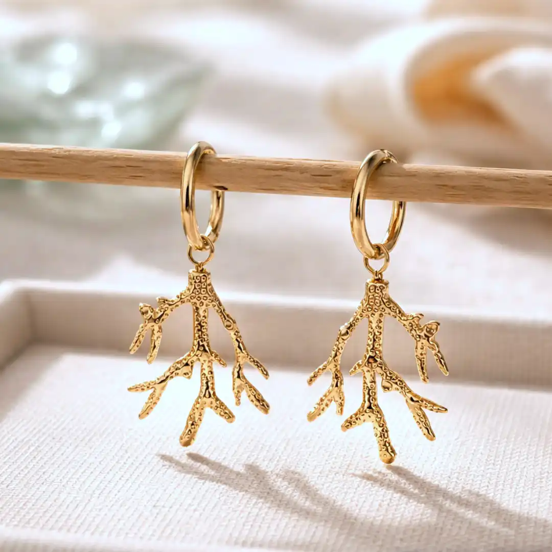 Boucles d’oreilles mini créoles dorées acier motif branche corail