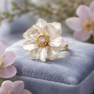 Bague ajustable en acier inoxydable doré ornée d’une délicate fleur blanche en résine. Élégante et lumineuse, elle apporte une touche de douceur et de raffinement à toutes vos tenues.