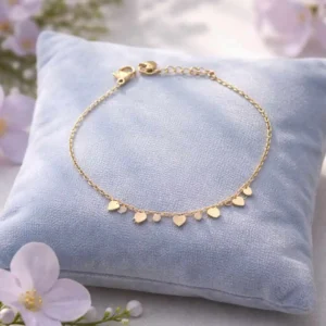 bracelet fin doré en acier inoxydable avec petits pendentifs cœurs