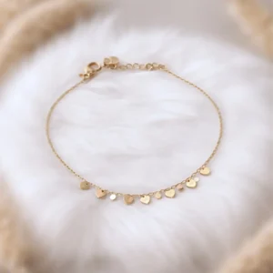 bracelet fin doré en acier inoxydable avec petits pendentifs cœurs