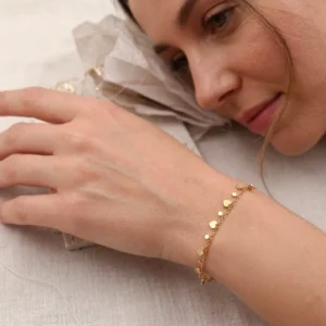 bracelet fin doré en acier inoxydable avec petits pendentifs cœurs