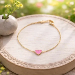 Bracelet enfant en acier inoxydable doré avec cœur émaillée de couleur fushia.