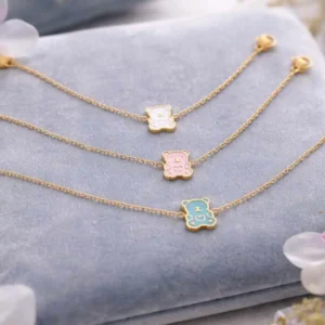 Bracelet enfant en acier inoxydable avec pendentif ourson coloré émaillé sur chaîne fine dorée