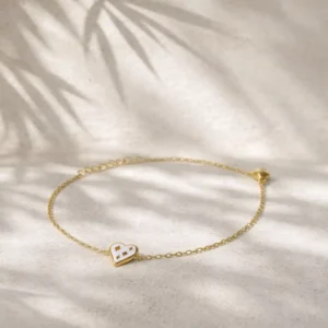 Bracelet enfant petite fille en acier doré avec pendentif cœur coloré blanc émaillé