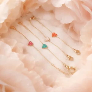 Bracelets enfant petite fille en acier doré avec pendentifs cœur colorés émaillés