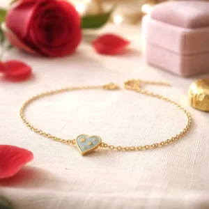 Bracelet enfant petite fille en acier doré avec pendentif cœur coloré bleu cyan émaillé