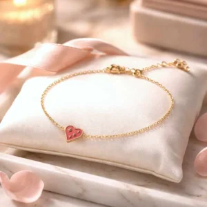 Bracelet enfant petite fille en acier doré avec pendentif cœur coloré fuchsia émaillé