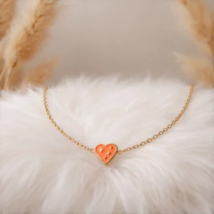 Bracelet enfant petite fille en acier doré avec pendentif cœur coloré orange émaillé