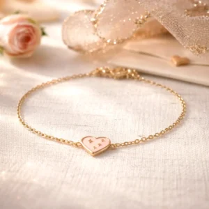 Bracelet enfant petite fille en acier doré avec pendentif cœur coloré rose émaillé