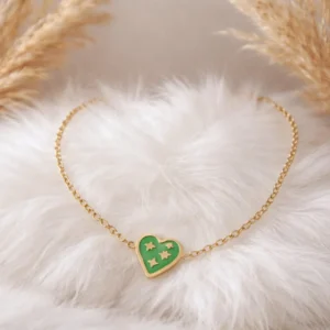 Bracelet enfant petite fille en acier doré avec pendentif cœur coloré vert émaillé