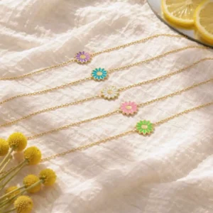 Bracelet enfant marguerite en acier doré avec fleur colorée ajustable pour petite fille 4 à 9 ans