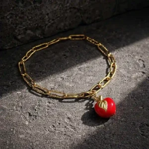 Charm pomme rouge en acier doré brillant avec feuille dorée et fermoir mousqueton, pendentif fruit élégant pour bracelet ou collier