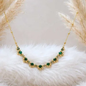 Collier en acier doré orné de perles vertes dorées, bijou fin et élégant pour femme