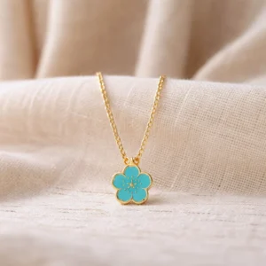 Collier enfant en acier inoxydable orné d’un pendentif fleur coloré bleu Léger, résistant et hypoallergénique, ce collier apporte une touche douce et joyeuse au quotidien des enfants. Parfait comme idée cadeau, il allie design délicat, couleur lumineuse et durabilité.