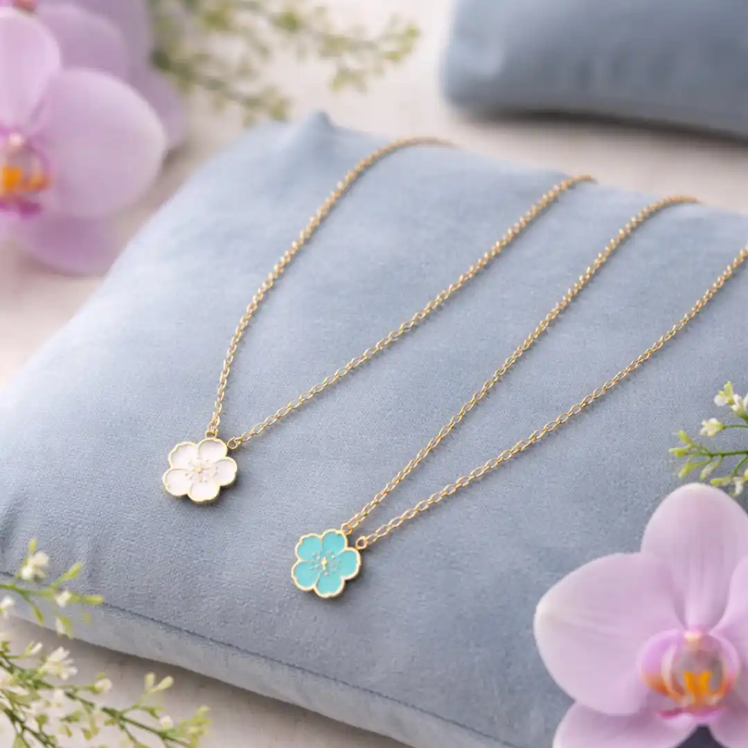 Colliers enfant en acier inoxydable ornés d’un pendentif fleur coloré. Légers, résistants et hypoallergéniques, ces colliers apportent une touche douce et joyeuse au quotidien des enfants. Parfaits comme idée cadeau, ils allient design délicat, couleurs lumineuses et durabilité.