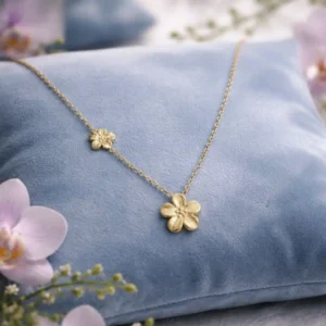 Collier deux fleurs dorées acier inoxydable fin bijou femme délicat et élégant