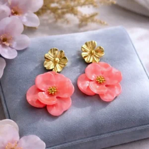 Boucles d’oreilles fleurs corail en résine brillante et acier doré pour femme