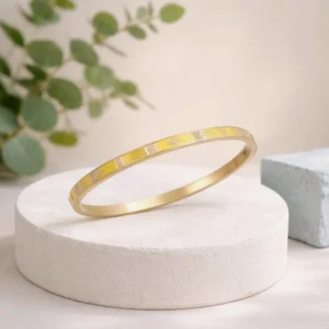 Bracelet jonc ovale en acier inoxydable émaillé jaune formes dorées incrustées