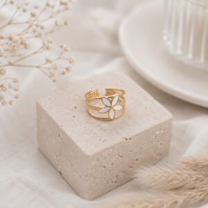 Bague fleur blanche en acier doré ajustable