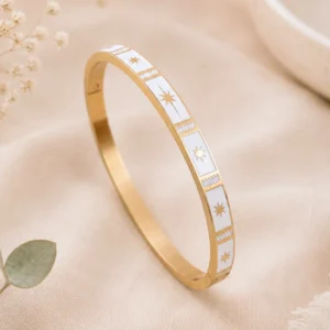 Bracelet jonc en acier inoxydable doré émaillé blanc avec motif étoile