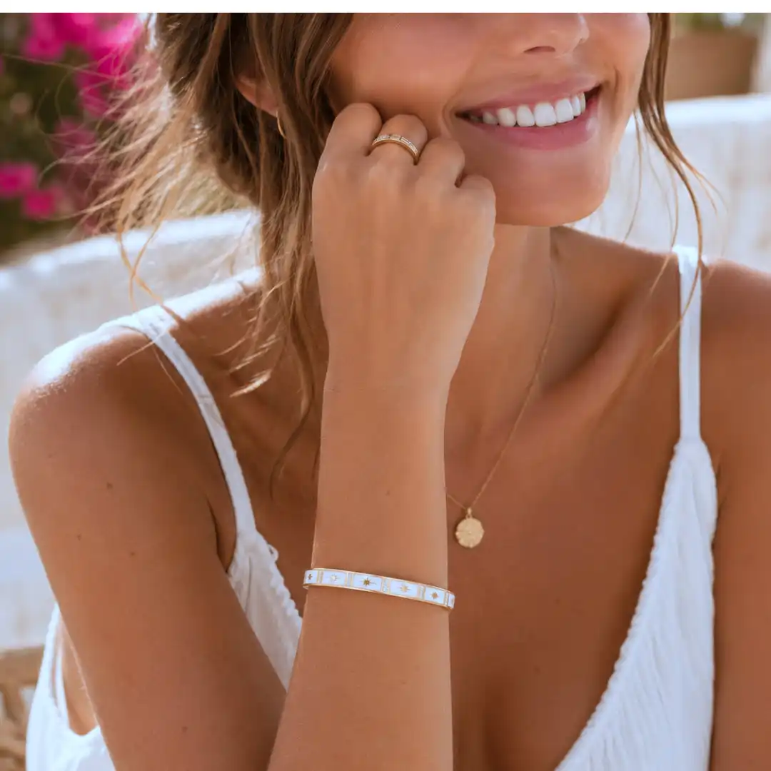 Bracelet jonc en acier inoxydable doré émail blanc avec motif étoile