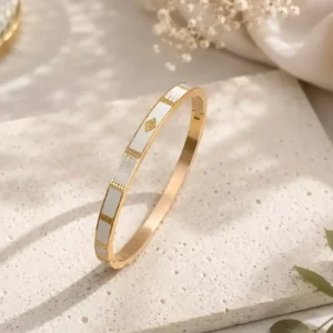 Bracelet jonc femme en acier inoxydable doré émaillé crème avec motifs géométriques
