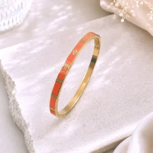 Bracelet jonc femme en acier inoxydable doré émaillé orange avec motifs géométriques