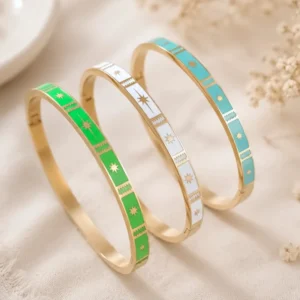 Bracelets joncs en acier inoxydable doré émaillés vert, blanc et bleu avec motifs étoilés