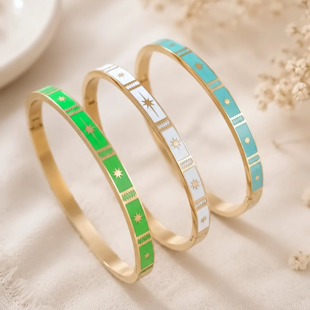 Bracelets joncs en acier inoxydable doré émaillés vert, blanc et bleu avec motifs étoilés
