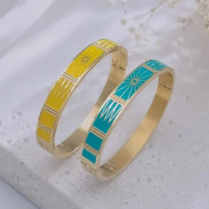 Bracelets joncs femme en acier inoxydable doré émaillés jaune et turquoise avec motifs géométriques.