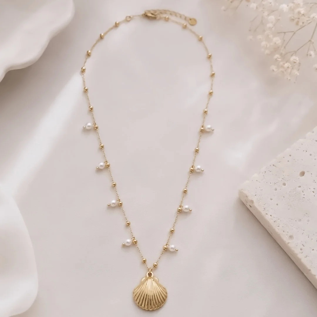 collier acier femme coquillage doré avec perles blanches