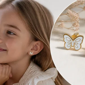 Petite fille portant des boucles d'oreilles enfant acier inoxydable papillon blanc