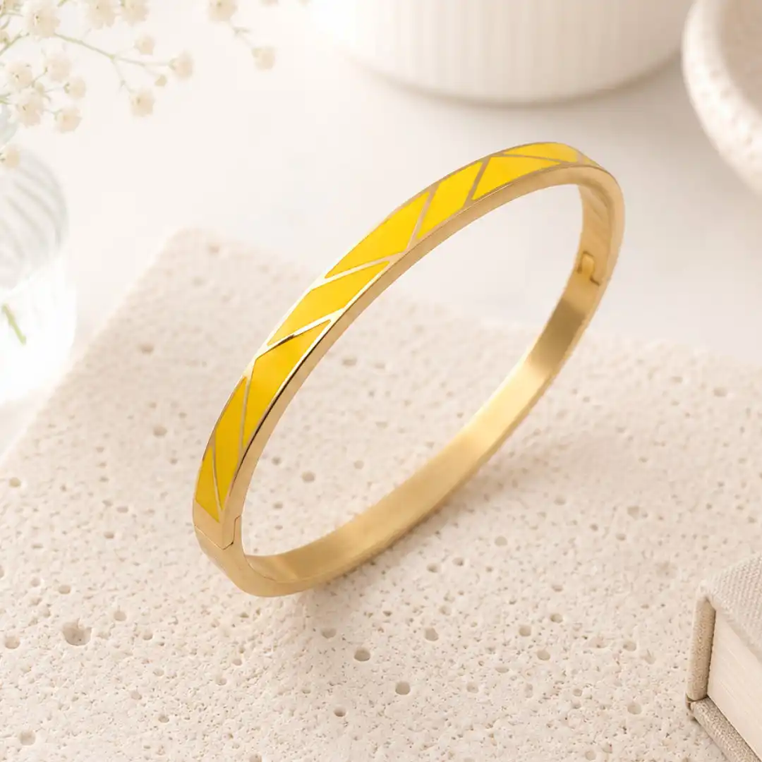 Bracelet jonc acier inoxydable doré émaillé jaune avec motif géométrique
