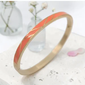 Bracelet jonc acier inoxydable doré émaillé orange avec motif géométrique